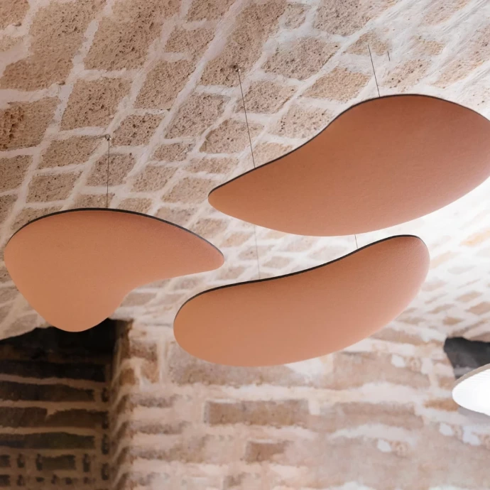 Objets acoustiques suspendu myO sur un plafond en brique