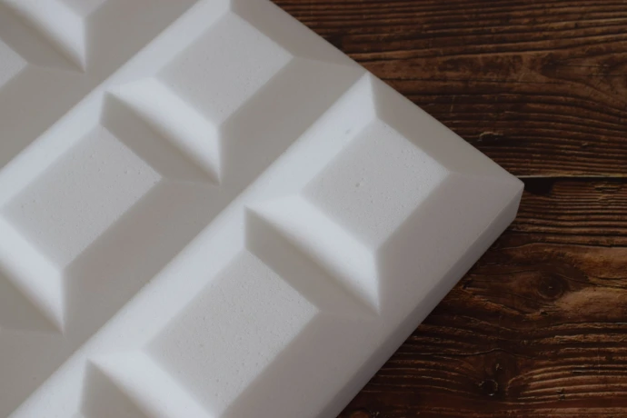 Panneau en mousse de mélamine gaufré déposé sur une table en bois