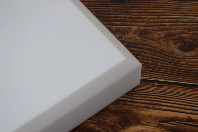 Panneau en mousse de mélamine lisse avec chanfrein périphérique déposé sur une table en bois