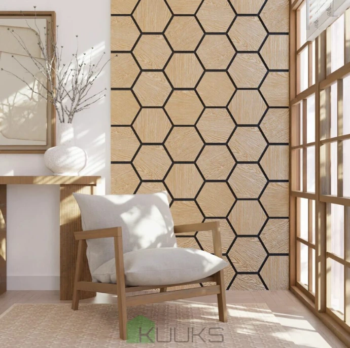 fauteuil en bois installé devant un mur couvert de panneaux acoustiques bois hexagone -