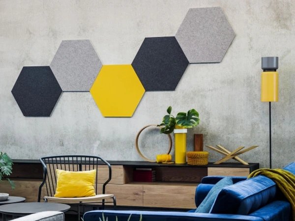cadres décoratifs en feutre pet felt jaune et gris installées au mur d'un bureau