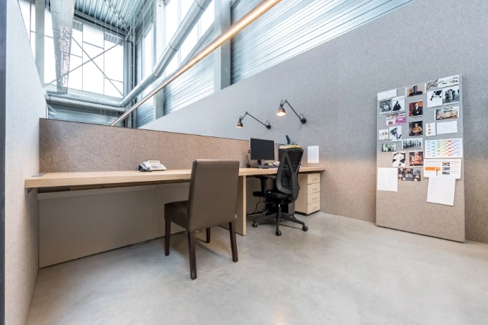 Grand bureau moderne avec deux chaises et des panneaux en feutre pet felt pour séparer les espaces