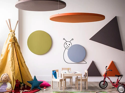 Objets acoustiques suspendu myO dans une salle de jeux d'enfants