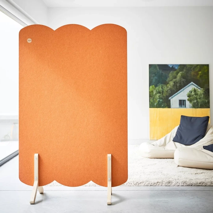 Panneau de séparation acoustique orange installé dans un bureau moderne