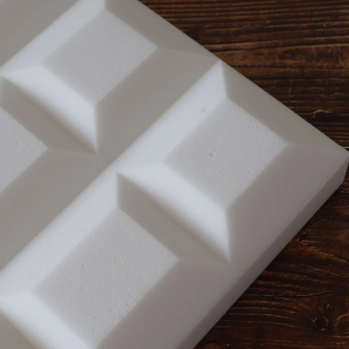 Panneau en mousse de mélamine gaufrée déposé sur une surface en bois