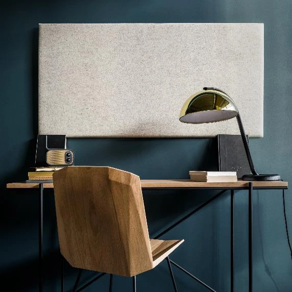 Bureau moderne avec une chaise en bois et un panneau en feutre installé au mur