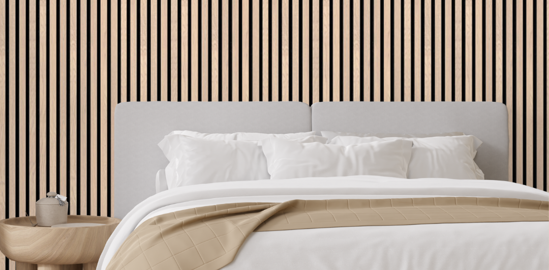 Lit de chambre d'hôtel devant un mur en lambris