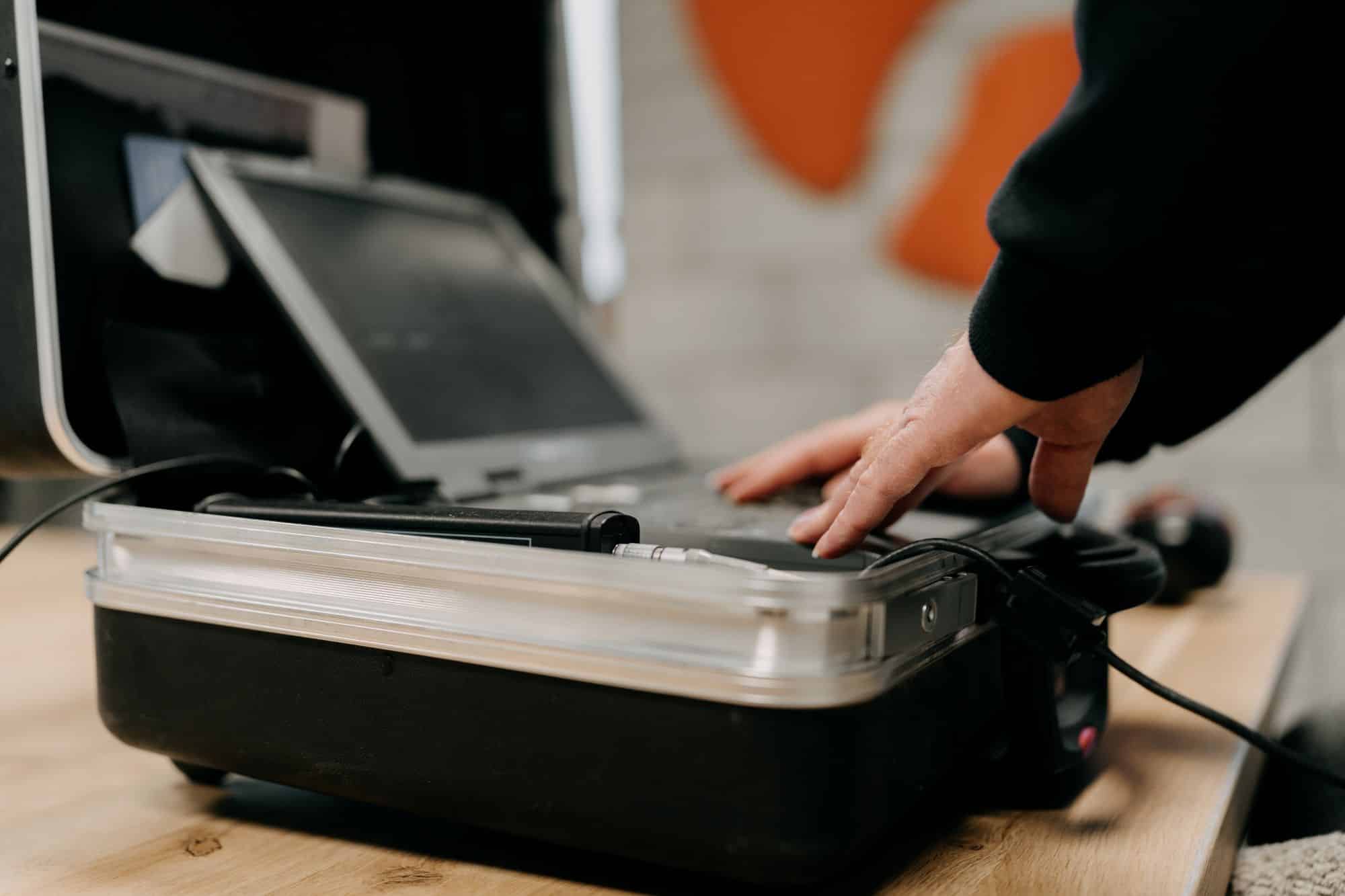 Une personne tapant sur un ordinateur portable