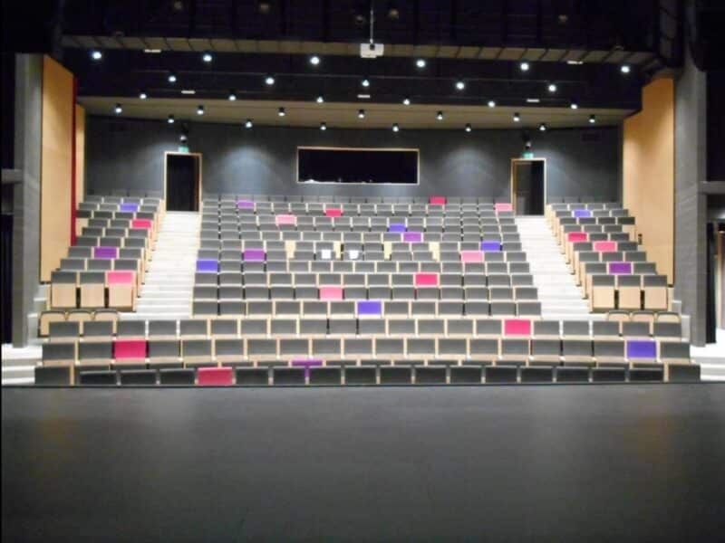 Sièges côte à côte dans un centre culturel
