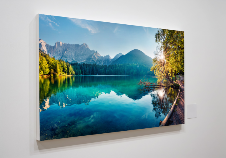 Paysage montagne e lac sur un tableau acoustique décoratif