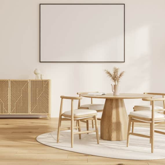 Maquette de cadre photo horizontal au-dessus d'une table à manger scandinave avec chaises, buffet en bois et vase pampa dans une pièce moderne et lumineuse.