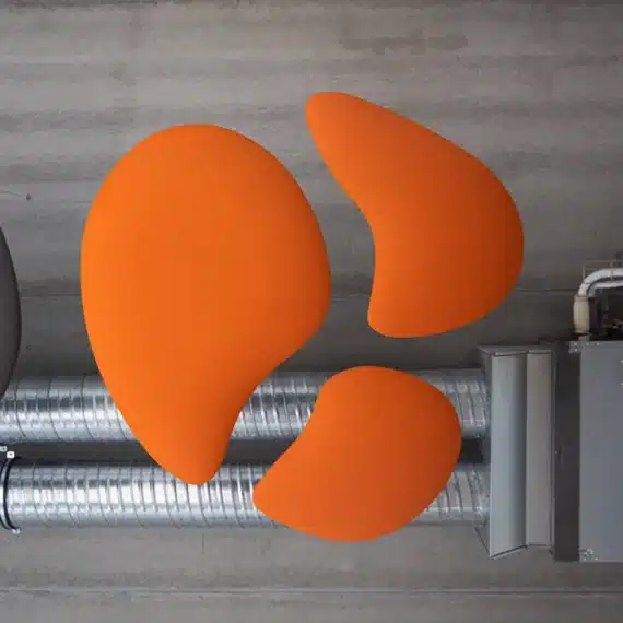 Panneaux muraux oranges de forme organique comme objets acoustiques décoratifs