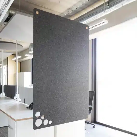 Séparateurs de pièce gris dans un open space